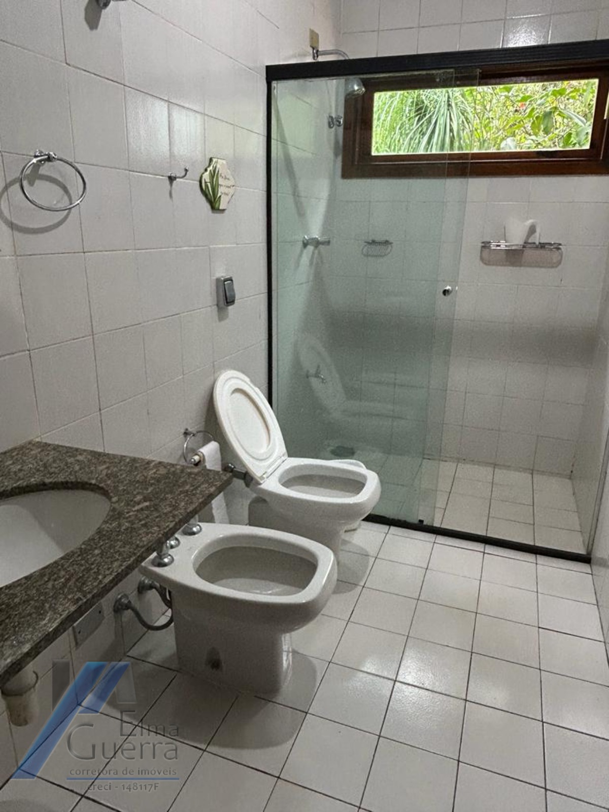 Ubatuba, Praia da Fortaleza - Casa frente mar, com 05 suítes, com terreno de 3031 m2.