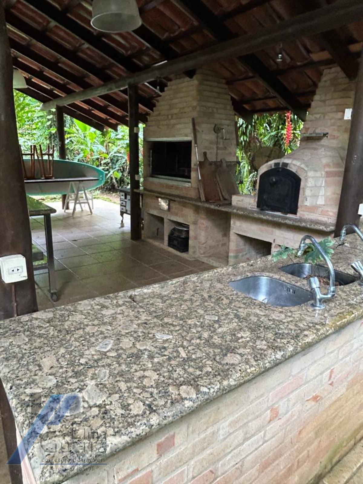 Ubatuba, Praia da Fortaleza - Casa frente mar, com 05 suítes, com terreno de 3031 m2.
