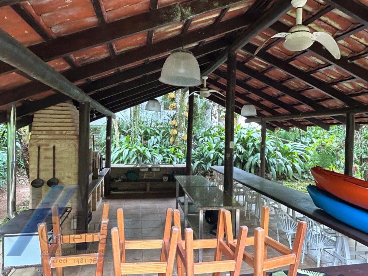Ubatuba, Praia da Fortaleza - Casa frente mar, com 05 suítes, com terreno de 3031 m2.