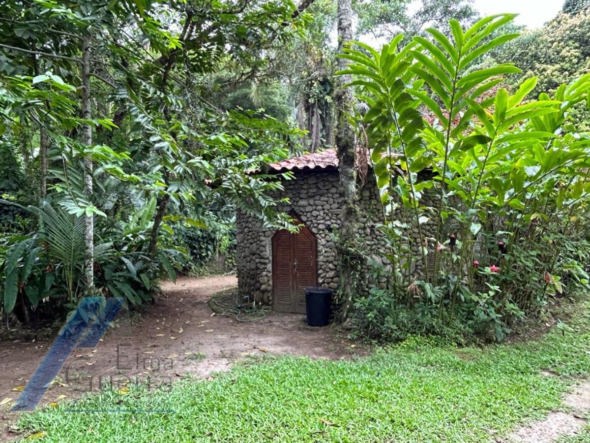 Ubatuba, Praia da Fortaleza - Casa frente mar, com 05 suítes, com terreno de 3031 m2.