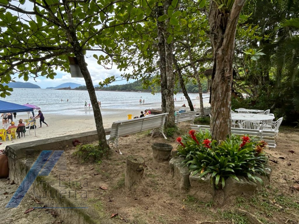 Ubatuba, Praia da Fortaleza - Casa frente mar, com 05 suítes, com terreno de 3031 m2.