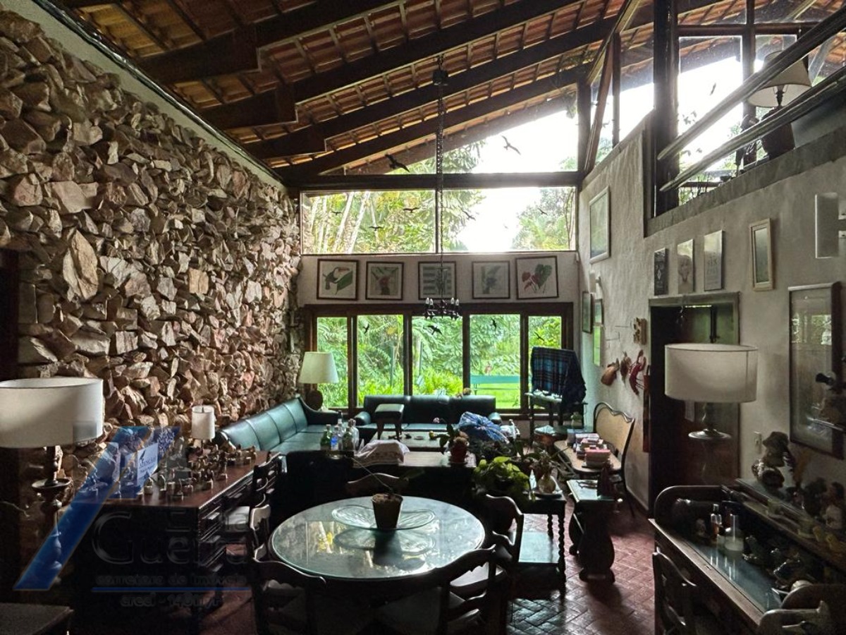 Ubatuba, Praia da Fortaleza - Casa frente mar, com 05 suítes, com terreno de 3031 m2.