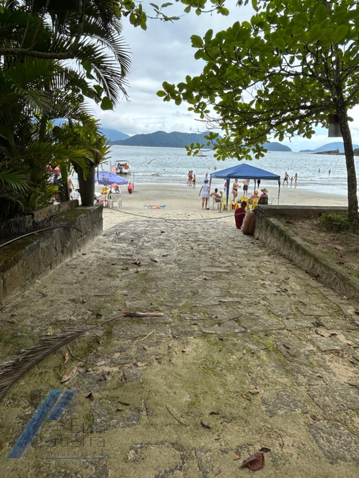 Ubatuba, Praia da Fortaleza - Casa frente mar, com 05 suítes, com terreno de 3031 m2.
