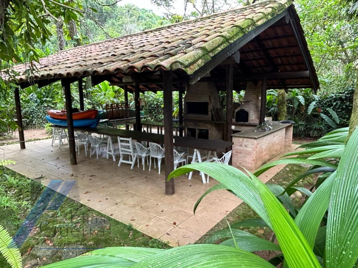 Ubatuba, Praia da Fortaleza - Casa frente mar, com 05 suítes, com terreno de 3031 m2.