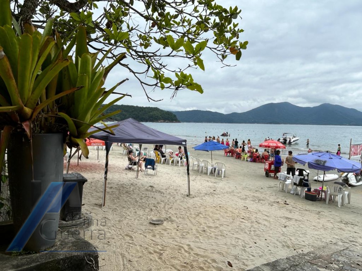 Ubatuba, Praia da Fortaleza - Casa frente mar, com 05 suítes, com terreno de 3031 m2.