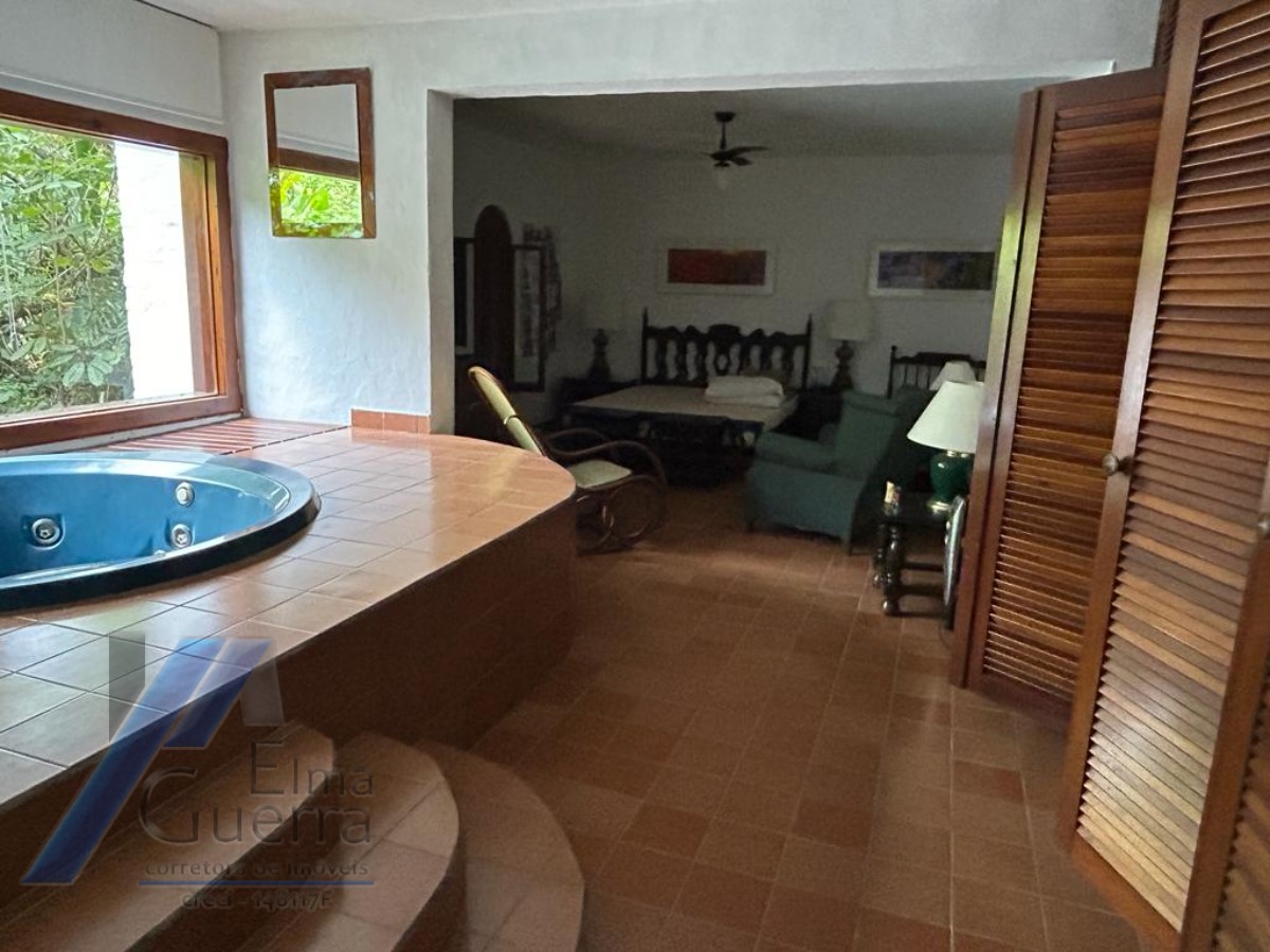 Ubatuba, Praia da Fortaleza - Casa frente mar, com 05 suítes, com terreno de 3031 m2.