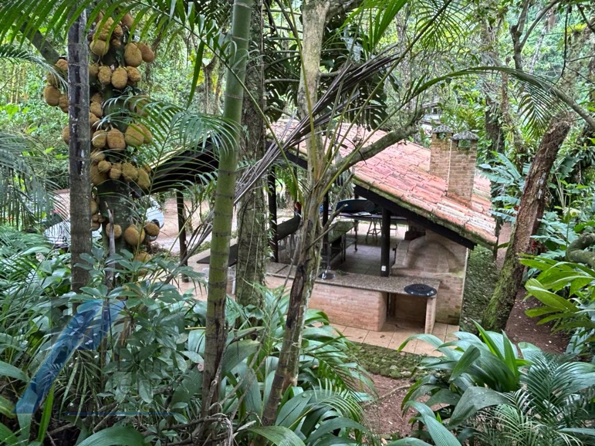 Ubatuba, Praia da Fortaleza - Casa frente mar, com 05 suítes, com terreno de 3031 m2.
