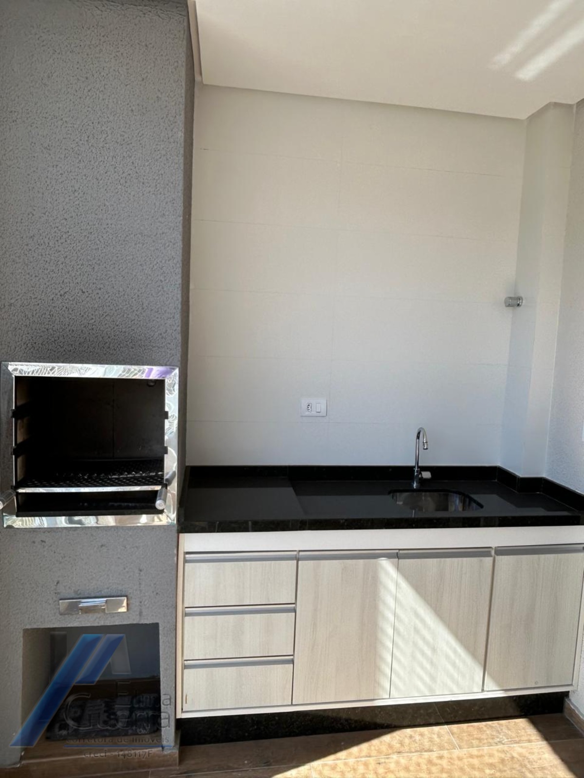 Ubatuba, centro, Apartamento mobiliado com 02 dormitórios sendo 01 suíte com área de lazer.