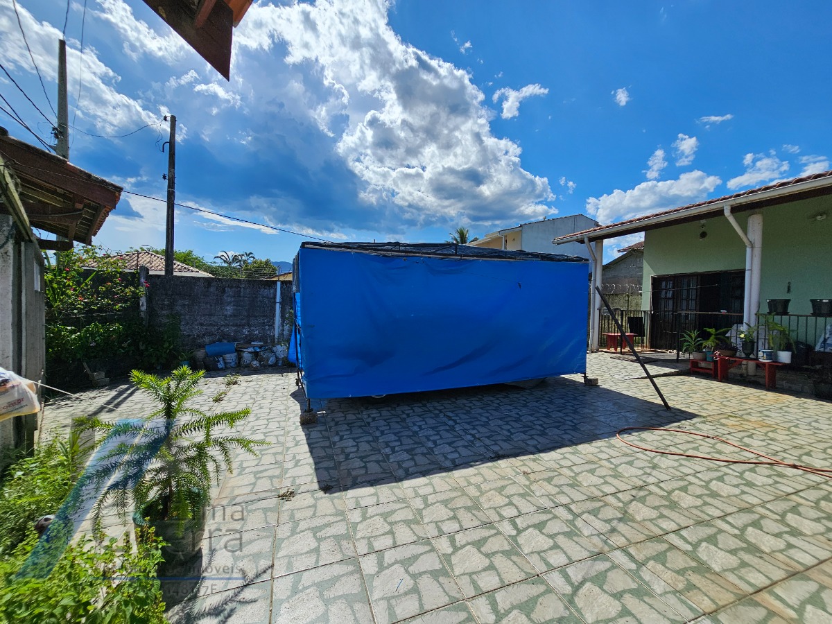 Ubatuba, Cento - Casa com 02 dormitórios sendo 01 suíte, terreno de 298 m2.