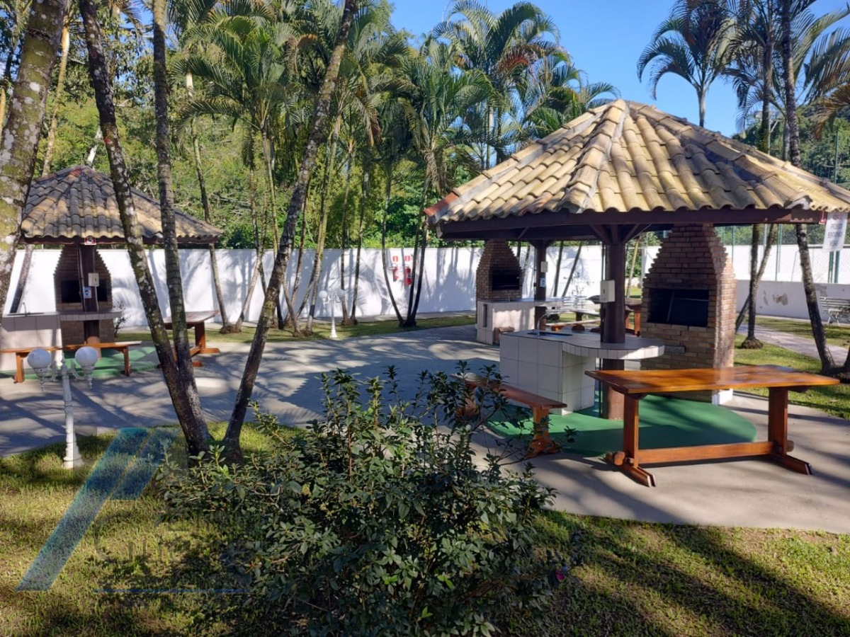 Ubatuba, Centro - Apartamento com 02 suítes e área de lazer.