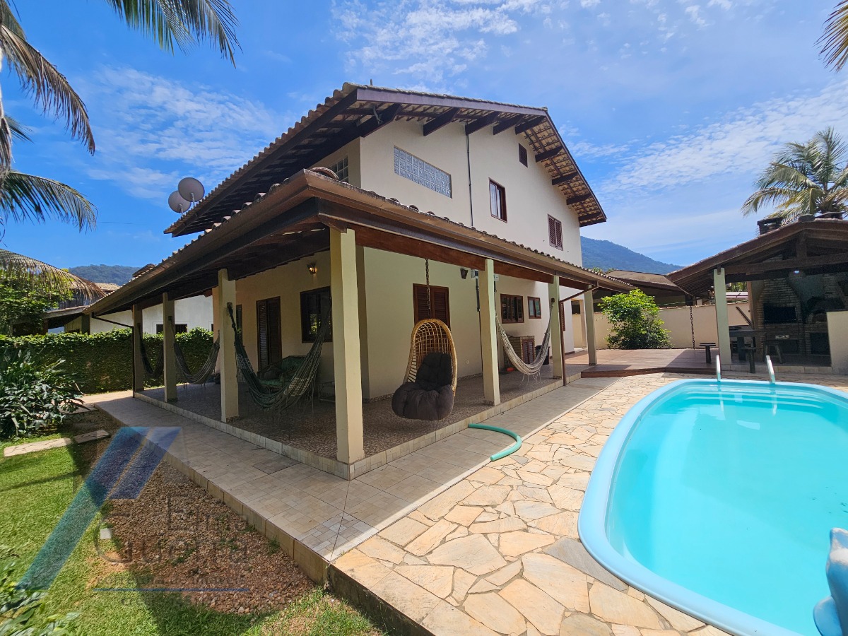 Ubatuba, Itamambuca - Linda casa com 03 dormitórios sendo 01 suíte e 300 metros do mar.