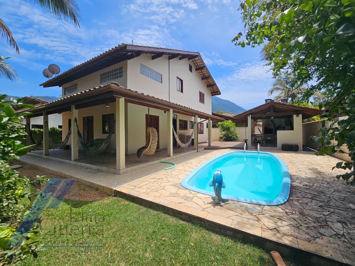 Ubatuba, Itamambuca - Linda casa com 03 dormitórios sendo 01 suíte e 300 metros do mar.