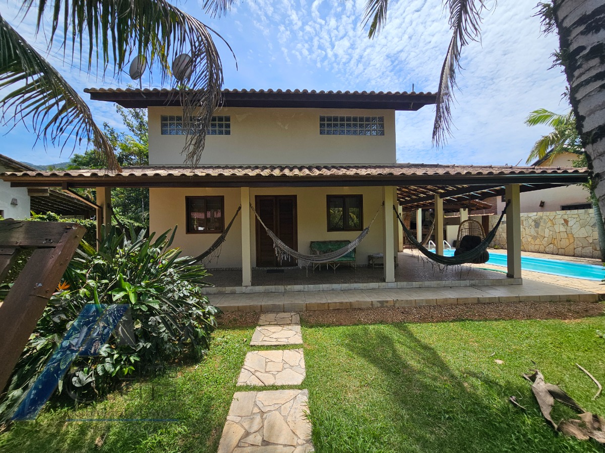 Ubatuba, Itamambuca - Linda casa com 03 dormitórios sendo 01 suíte e 300 metros do mar.