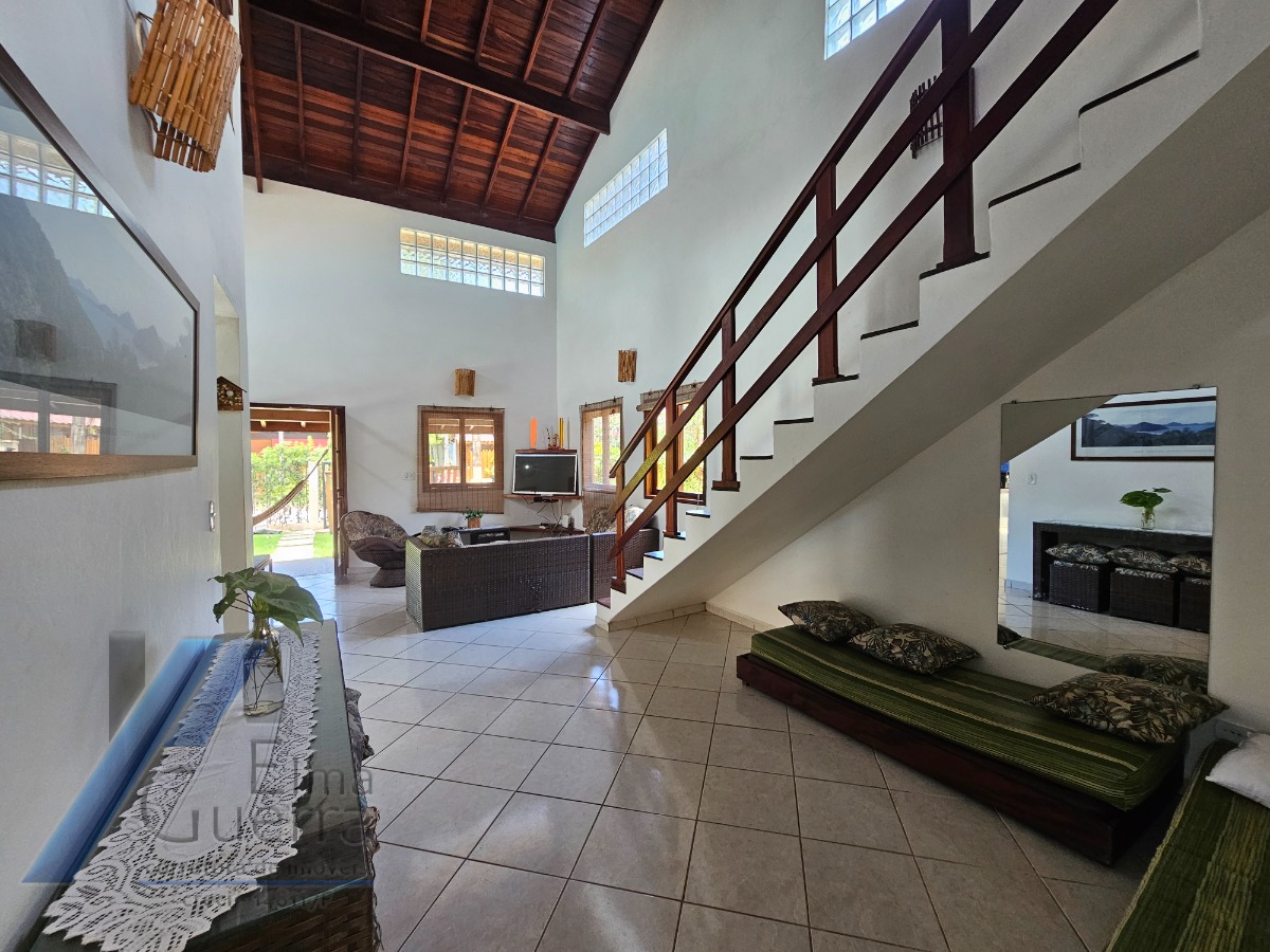 Ubatuba, Itamambuca - Linda casa com 03 dormitórios sendo 01 suíte e 300 metros do mar.