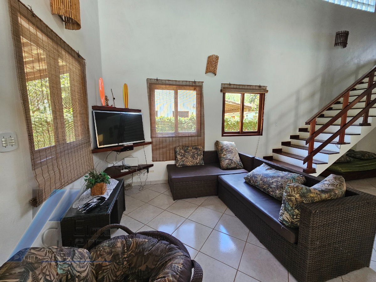 Ubatuba, Itamambuca - Linda casa com 03 dormitórios sendo 01 suíte e 300 metros do mar.
