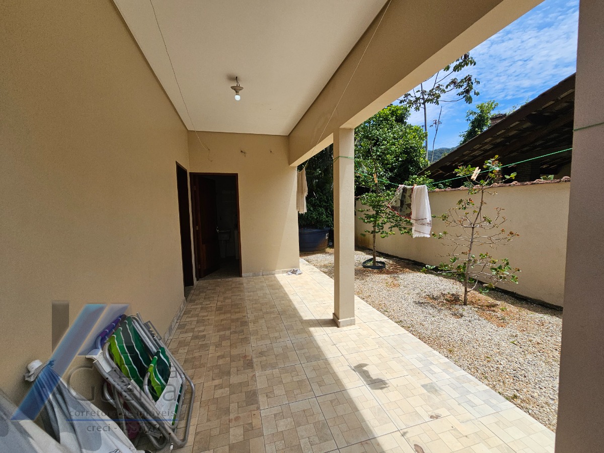 Ubatuba, Itamambuca - Linda casa com 03 dormitórios sendo 01 suíte e 300 metros do mar.