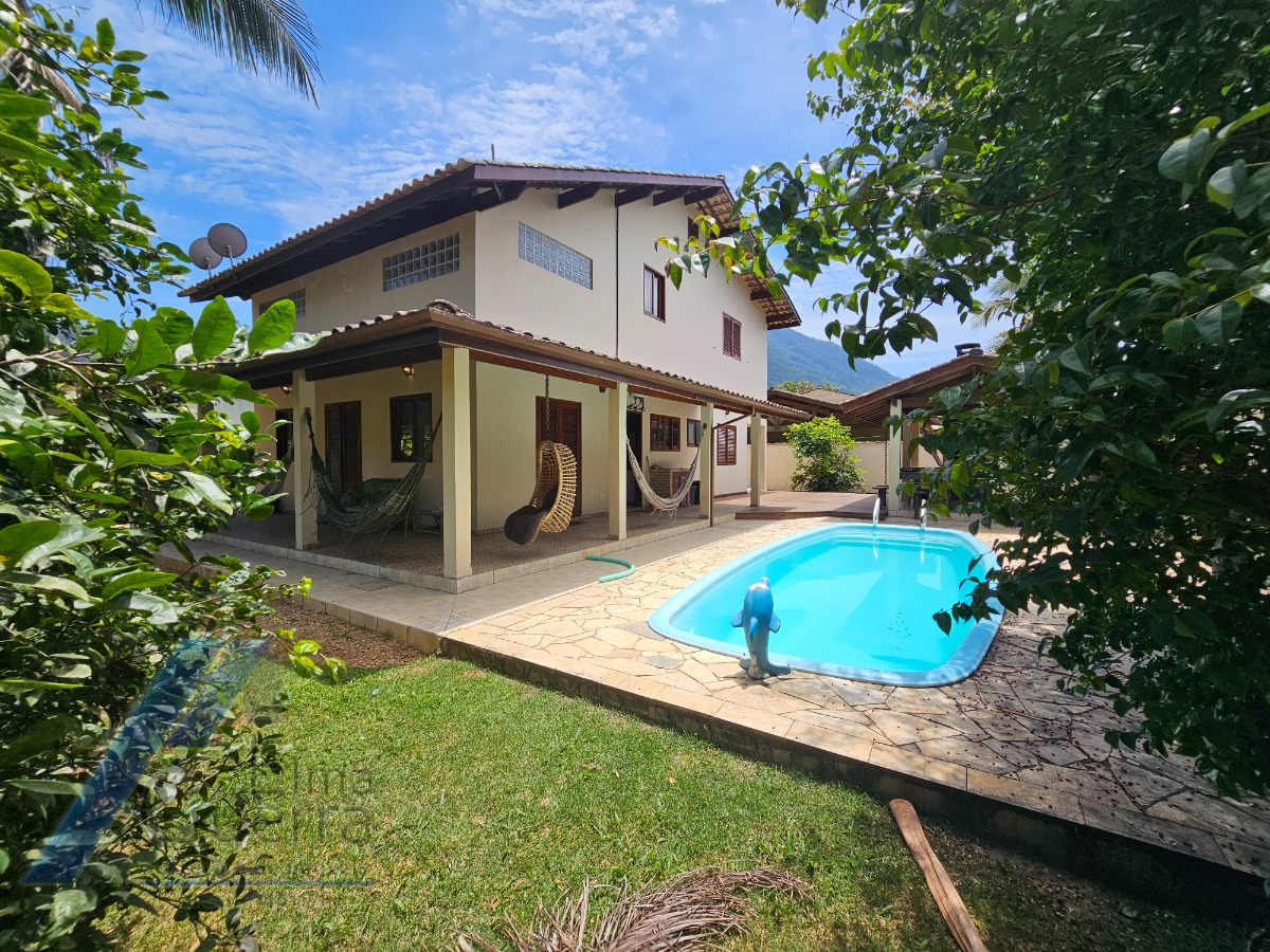 Ubatuba, Itamambuca - Linda casa com 03 dormitórios sendo 01 suíte e 300 metros do mar.