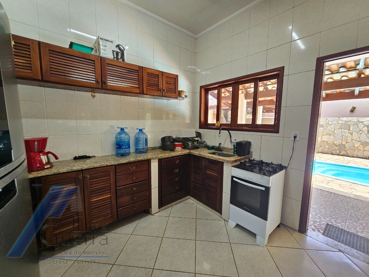 Ubatuba, Itamambuca - Linda casa com 03 dormitórios sendo 01 suíte e 300 metros do mar.