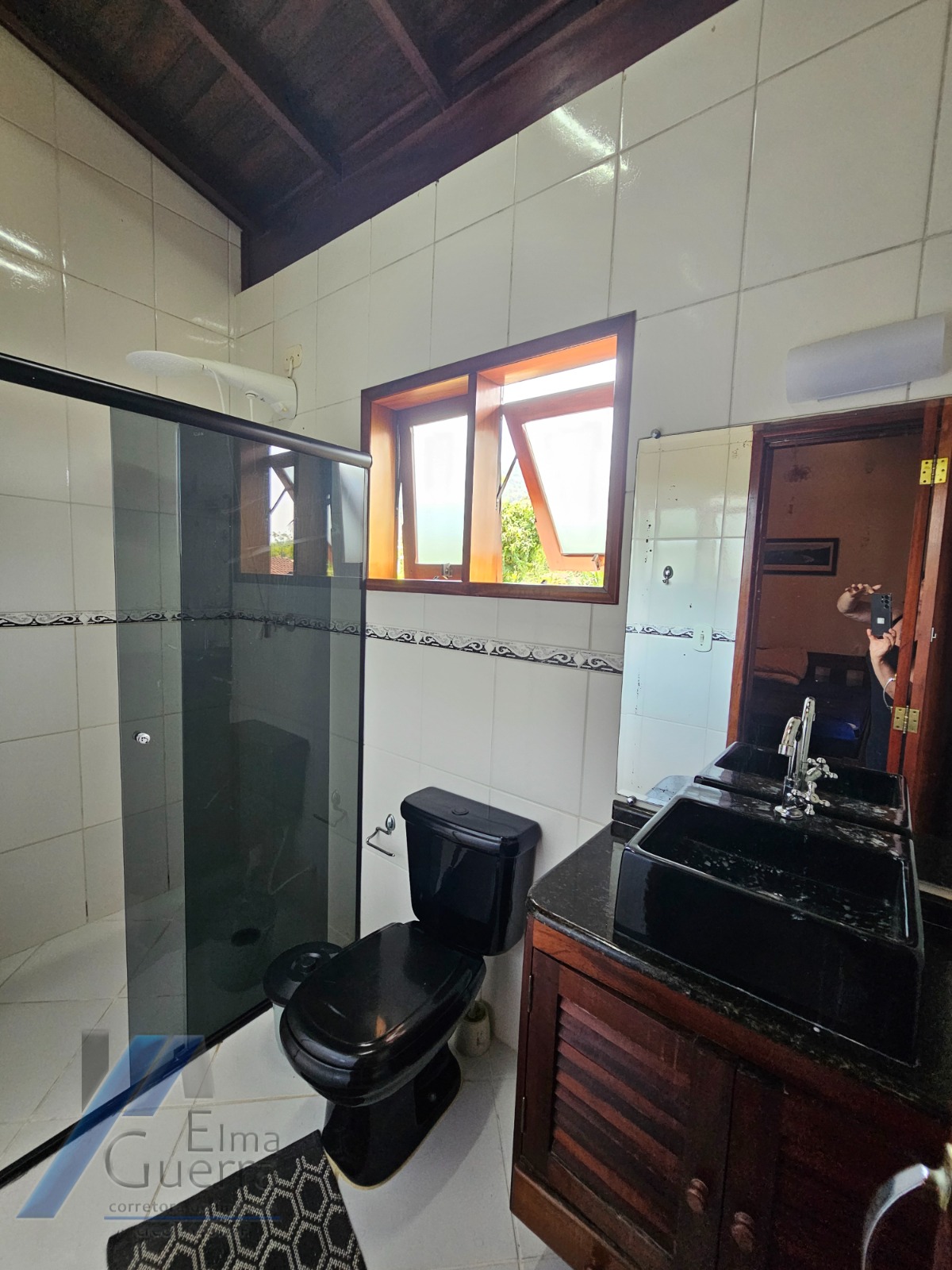 Ubatuba, Itamambuca - Linda casa com 03 dormitórios sendo 01 suíte e 300 metros do mar.
