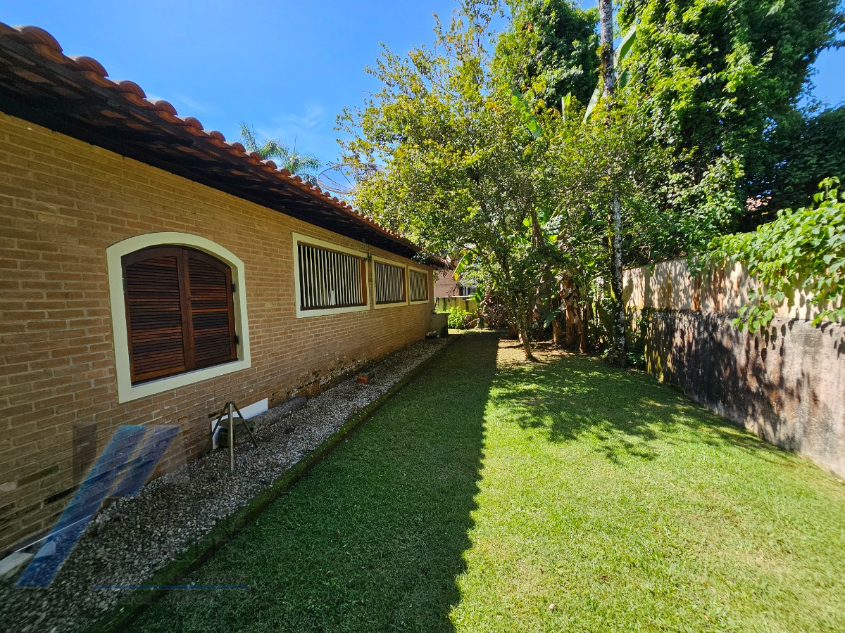 Ubatuba, Itamambuca - Casa com 03 dormitórios a 150 metros do mar, com 1028 m2 de terreno.