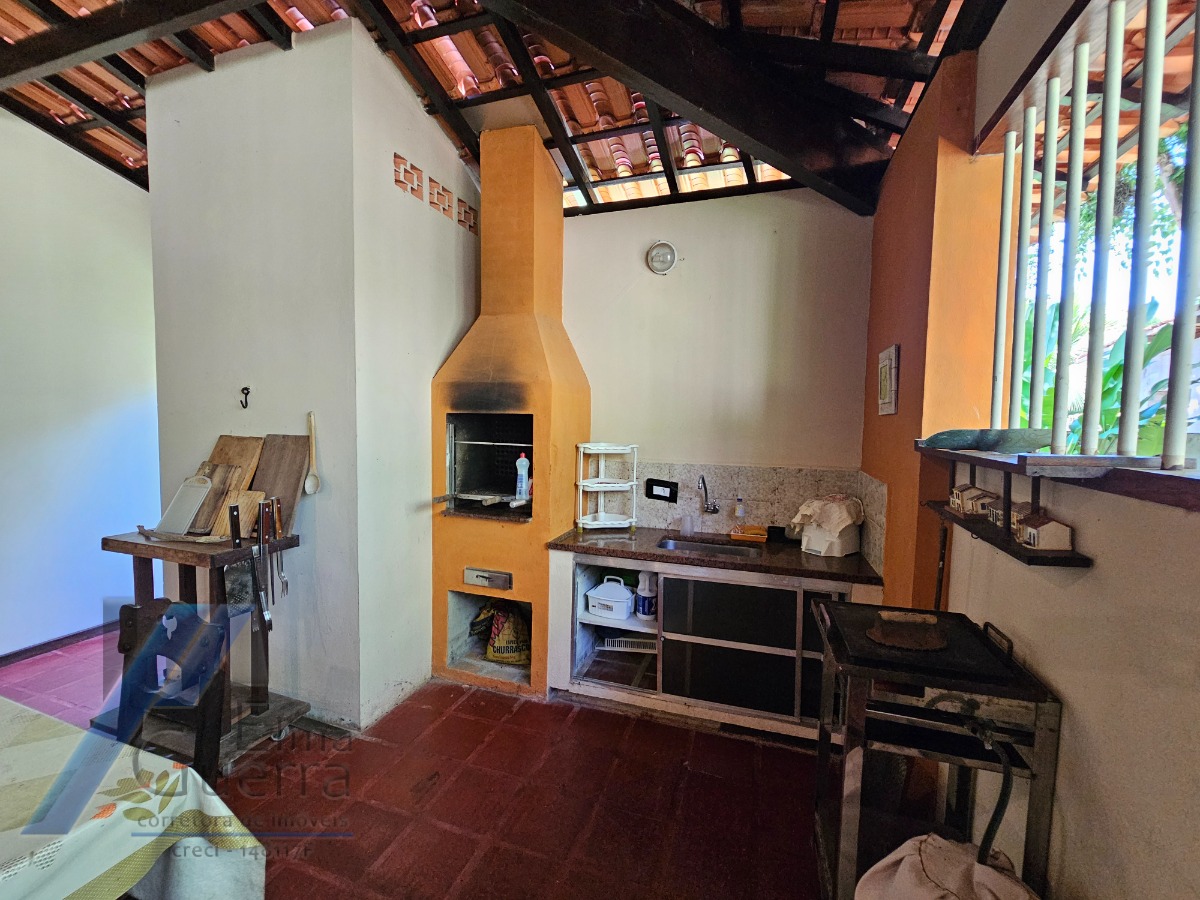 Ubatuba, Itamambuca - Casa com 03 dormitórios a 150 metros do mar, com 1028 m2 de terreno.