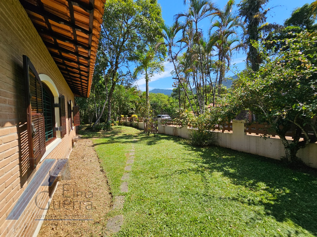 Ubatuba, Itamambuca - Casa com 03 dormitórios a 150 metros do mar, com 1028 m2 de terreno.