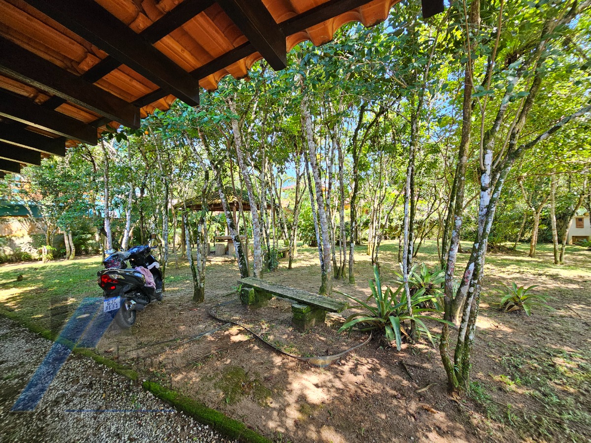 Ubatuba, Itamambuca - Casa com 03 dormitórios a 150 metros do mar, com 1028 m2 de terreno.