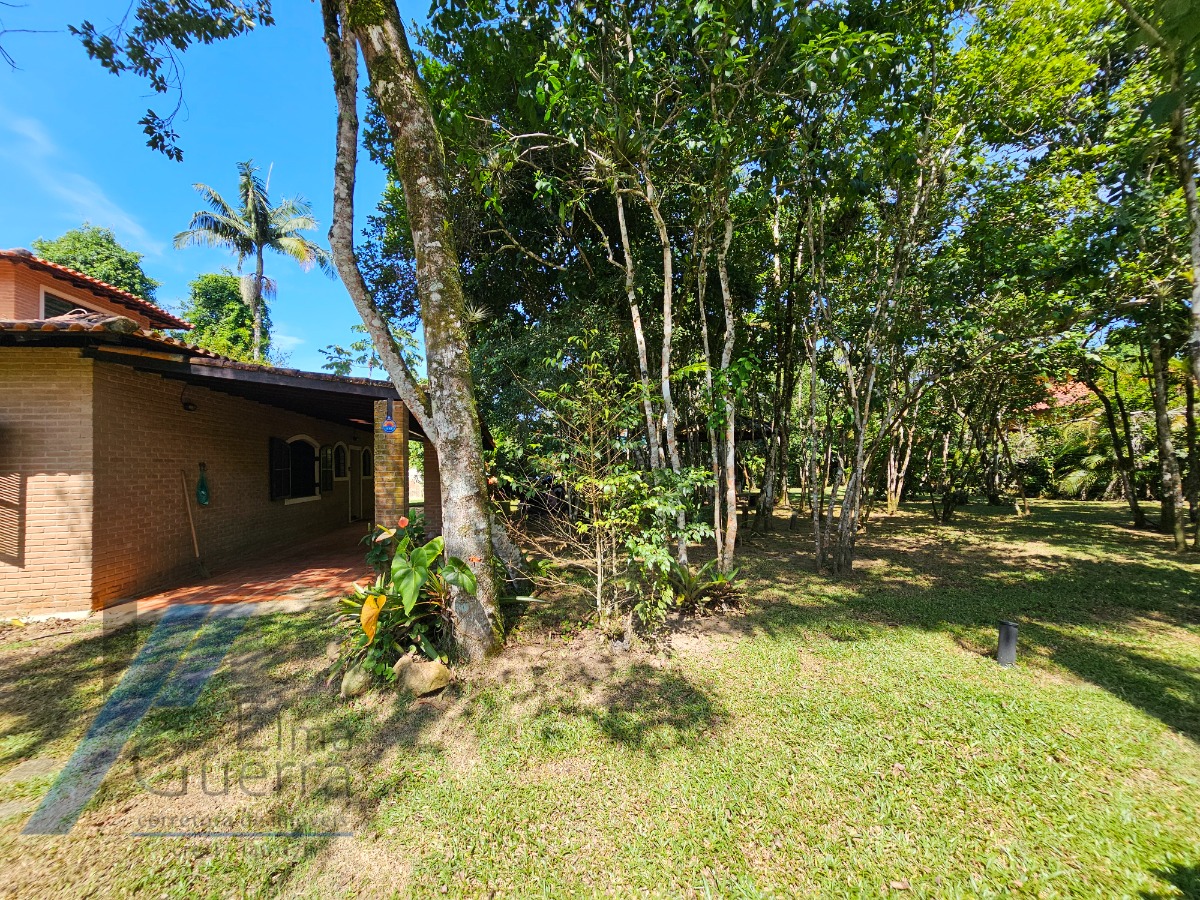 Ubatuba, Itamambuca - Casa com 03 dormitórios a 150 metros do mar, com 1028 m2 de terreno.