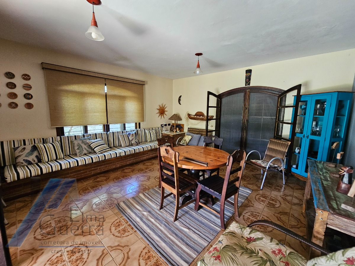 Ubatuba, Itamambuca - Casa com 03 dormitórios a 150 metros do mar, com 1028 m2 de terreno.
