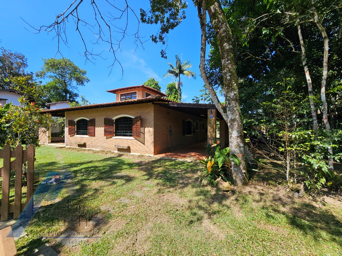 Ubatuba, Itamambuca - Casa com 03 dormitórios a 150 metros do mar, com 1028 m2 de terreno.