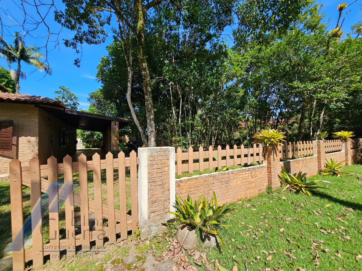 Ubatuba, Itamambuca - Casa com 03 dormitórios a 150 metros do mar, com 1028 m2 de terreno.