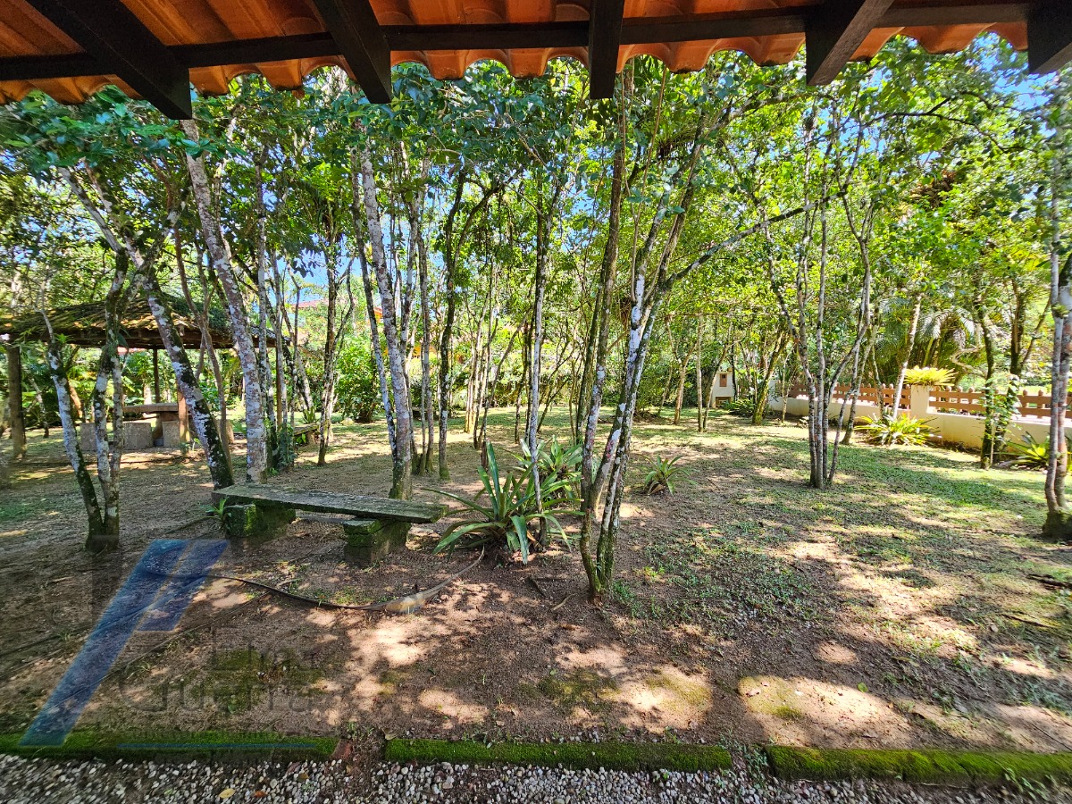 Ubatuba, Itamambuca - Casa com 03 dormitórios a 150 metros do mar, com 1028 m2 de terreno.