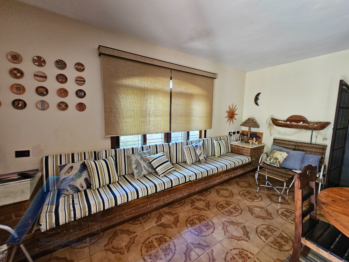 Ubatuba, Itamambuca - Casa com 03 dormitórios a 150 metros do mar, com 1028 m2 de terreno.