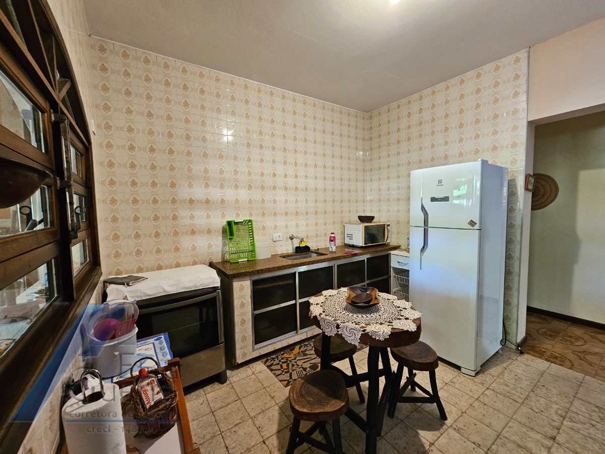 Ubatuba, Itamambuca - Casa com 03 dormitórios a 150 metros do mar, com 1028 m2 de terreno.