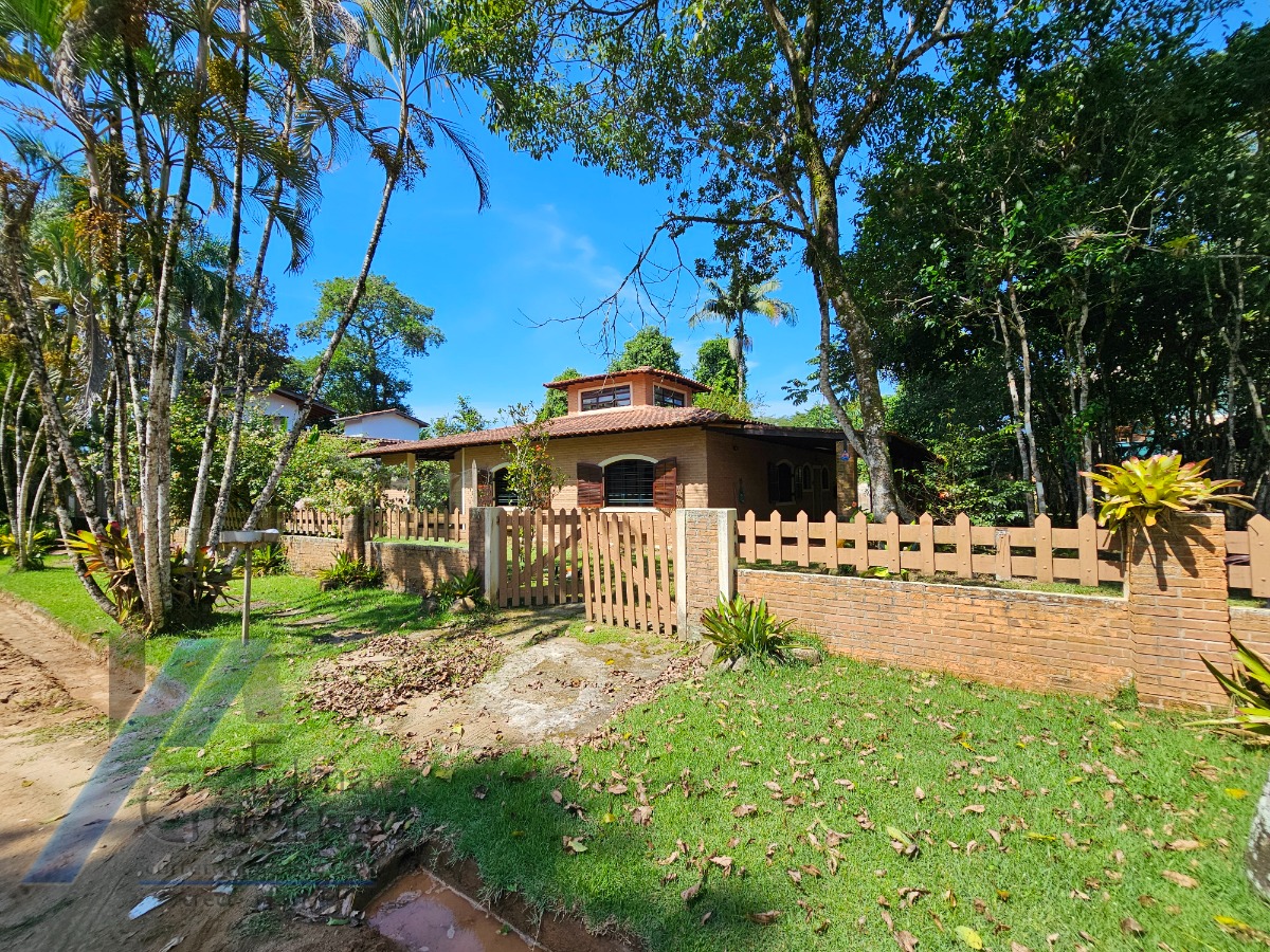Ubatuba, Itamambuca - Casa com 03 dormitórios a 150 metros do mar, com 1028 m2 de terreno.