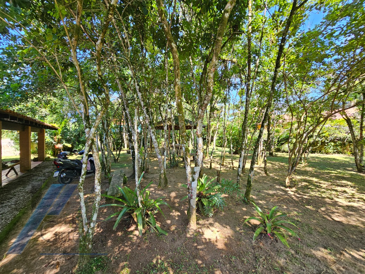Ubatuba, Itamambuca - Casa com 03 dormitórios a 150 metros do mar, com 1028 m2 de terreno.