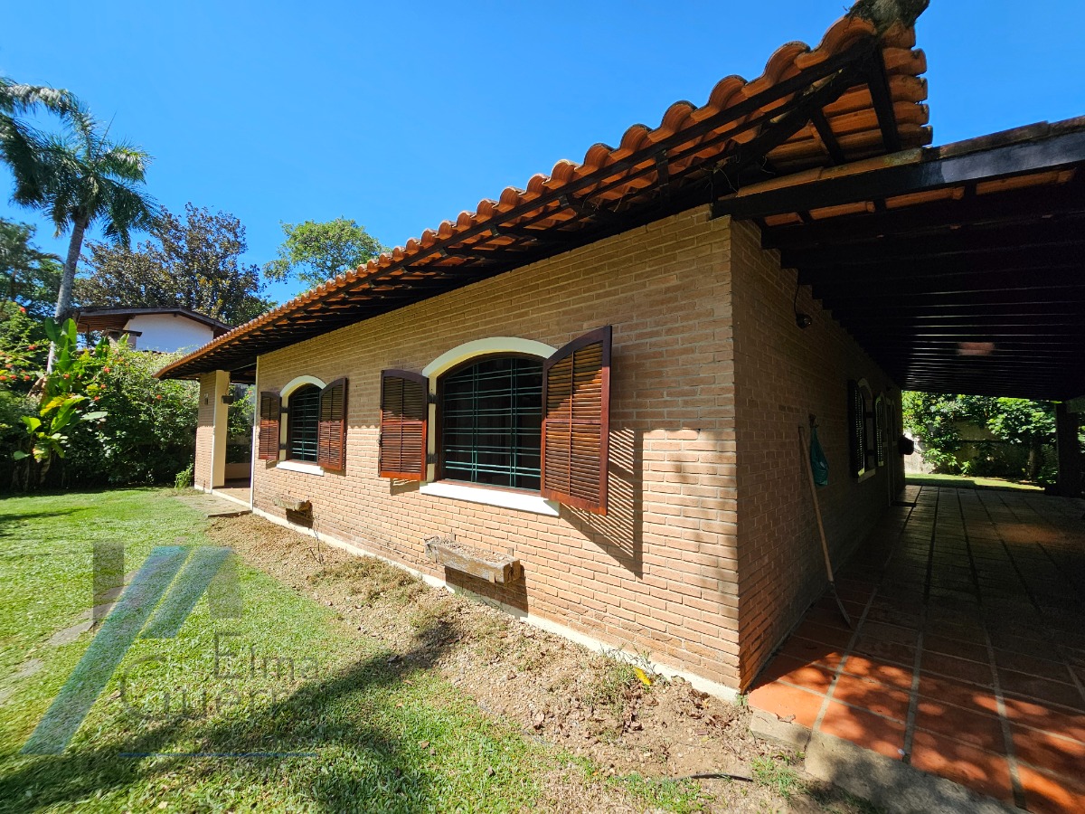 Ubatuba, Itamambuca - Casa com 03 dormitórios a 150 metros do mar, com 1028 m2 de terreno.