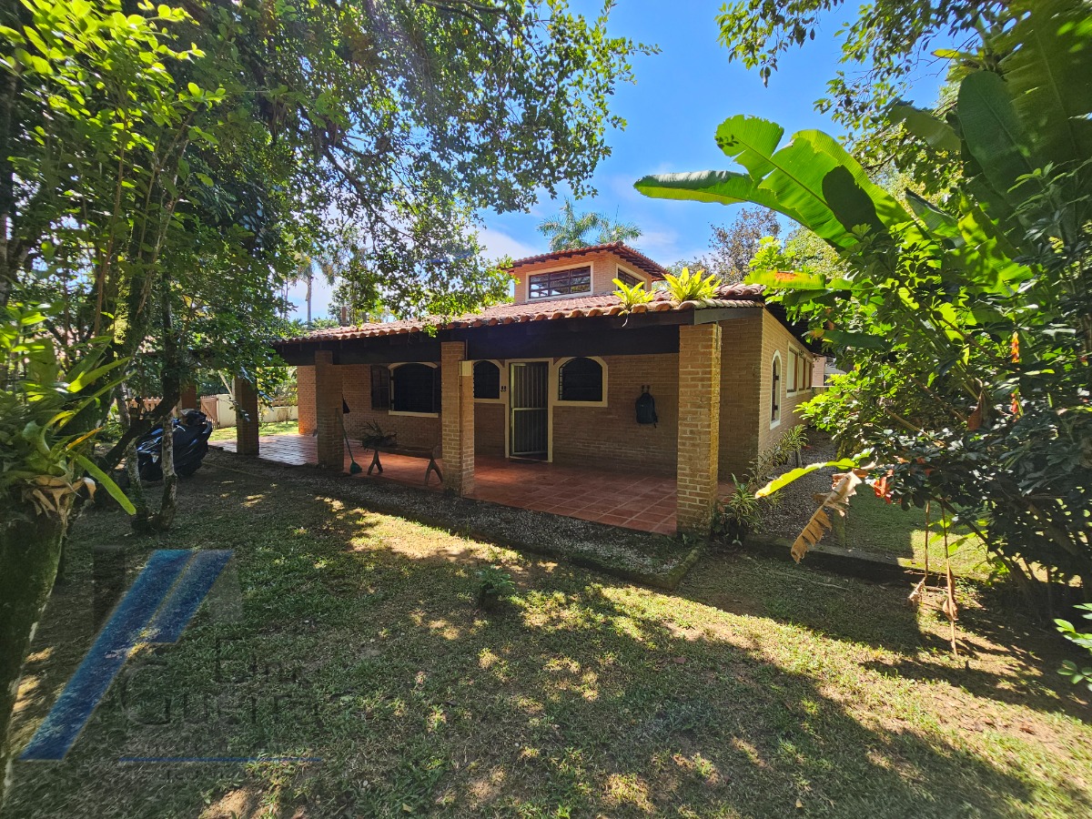 Ubatuba, Itamambuca - Casa com 03 dormitórios a 150 metros do mar, com 1028 m2 de terreno.
