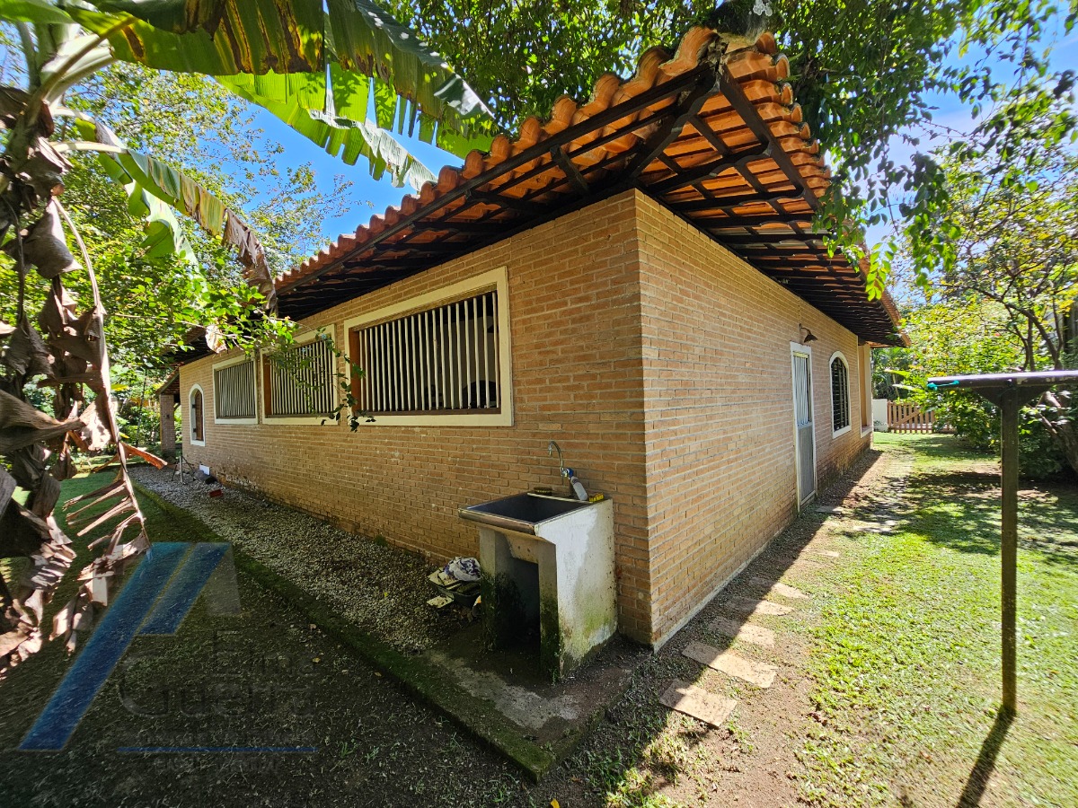 Ubatuba, Itamambuca - Casa com 03 dormitórios a 150 metros do mar, com 1028 m2 de terreno.