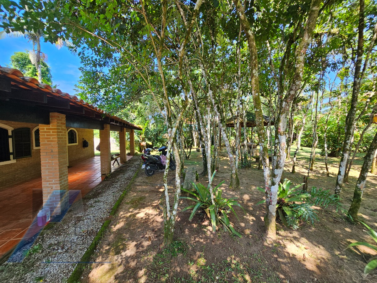 Ubatuba, Itamambuca - Casa com 03 dormitórios a 150 metros do mar, com 1028 m2 de terreno.