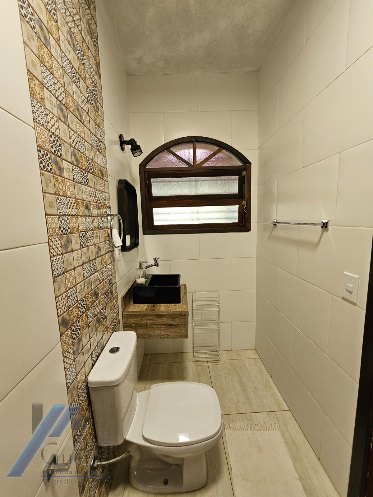 Ubatuba, Itamambuca - Casa com 03 dormitórios a 150 metros do mar, com 1028 m2 de terreno.