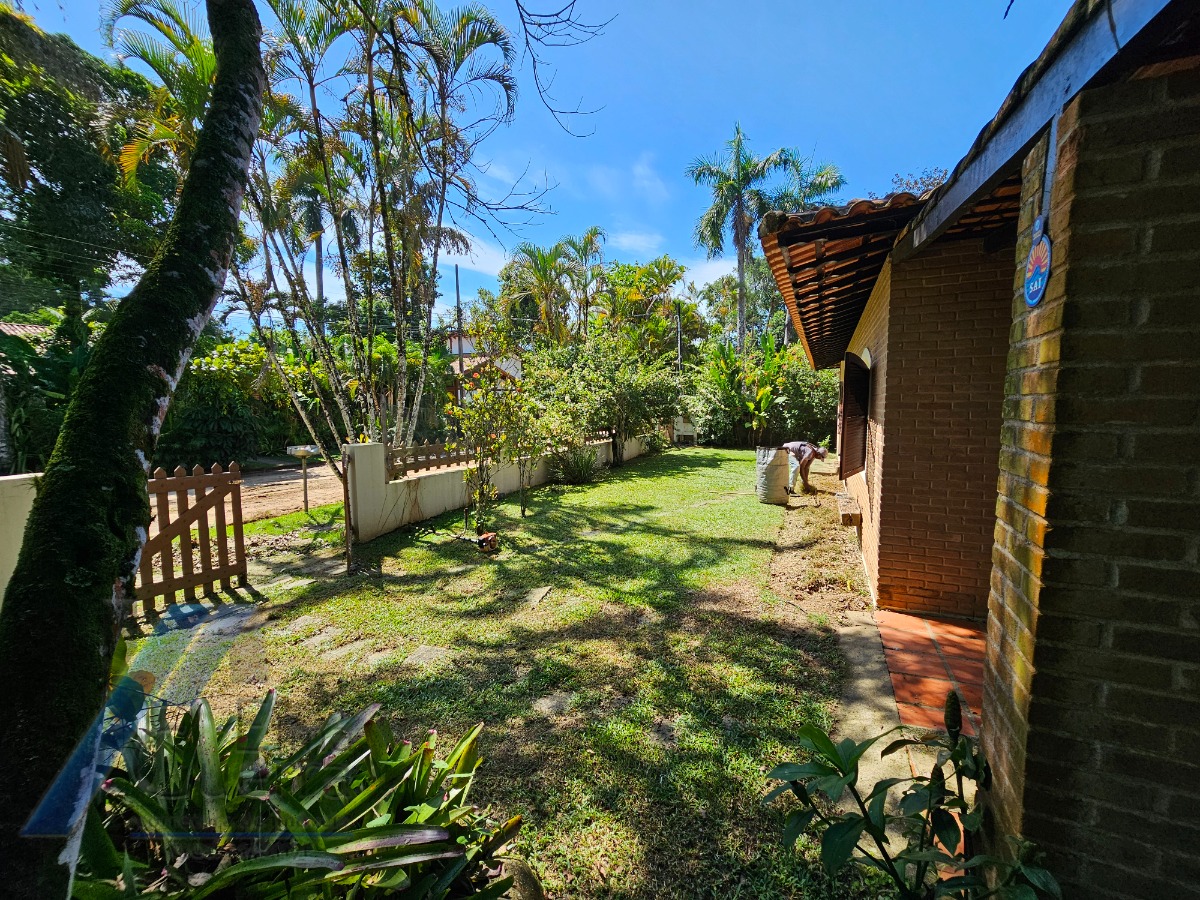 Ubatuba, Itamambuca - Casa com 03 dormitórios a 150 metros do mar, com 1028 m2 de terreno.