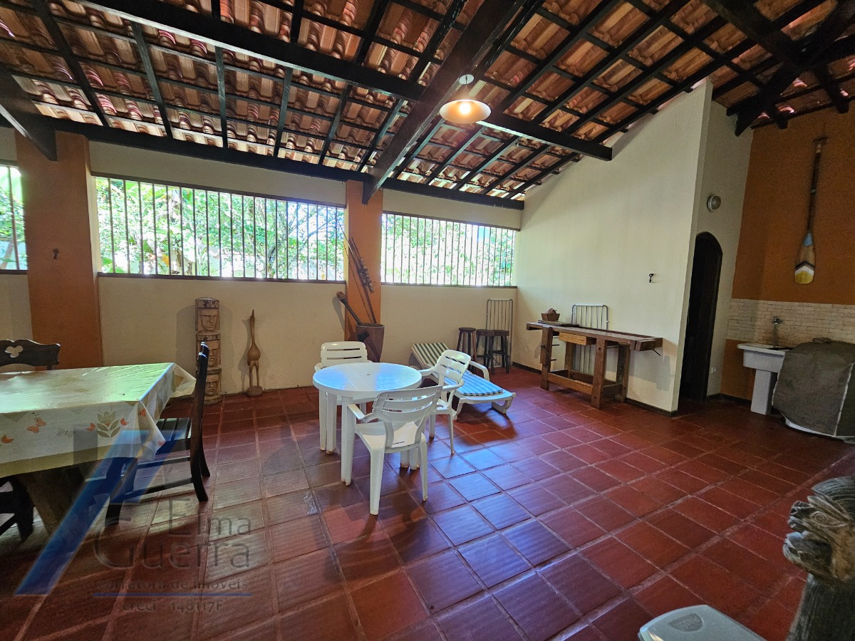 Ubatuba, Itamambuca - Casa com 03 dormitórios a 150 metros do mar, com 1028 m2 de terreno.