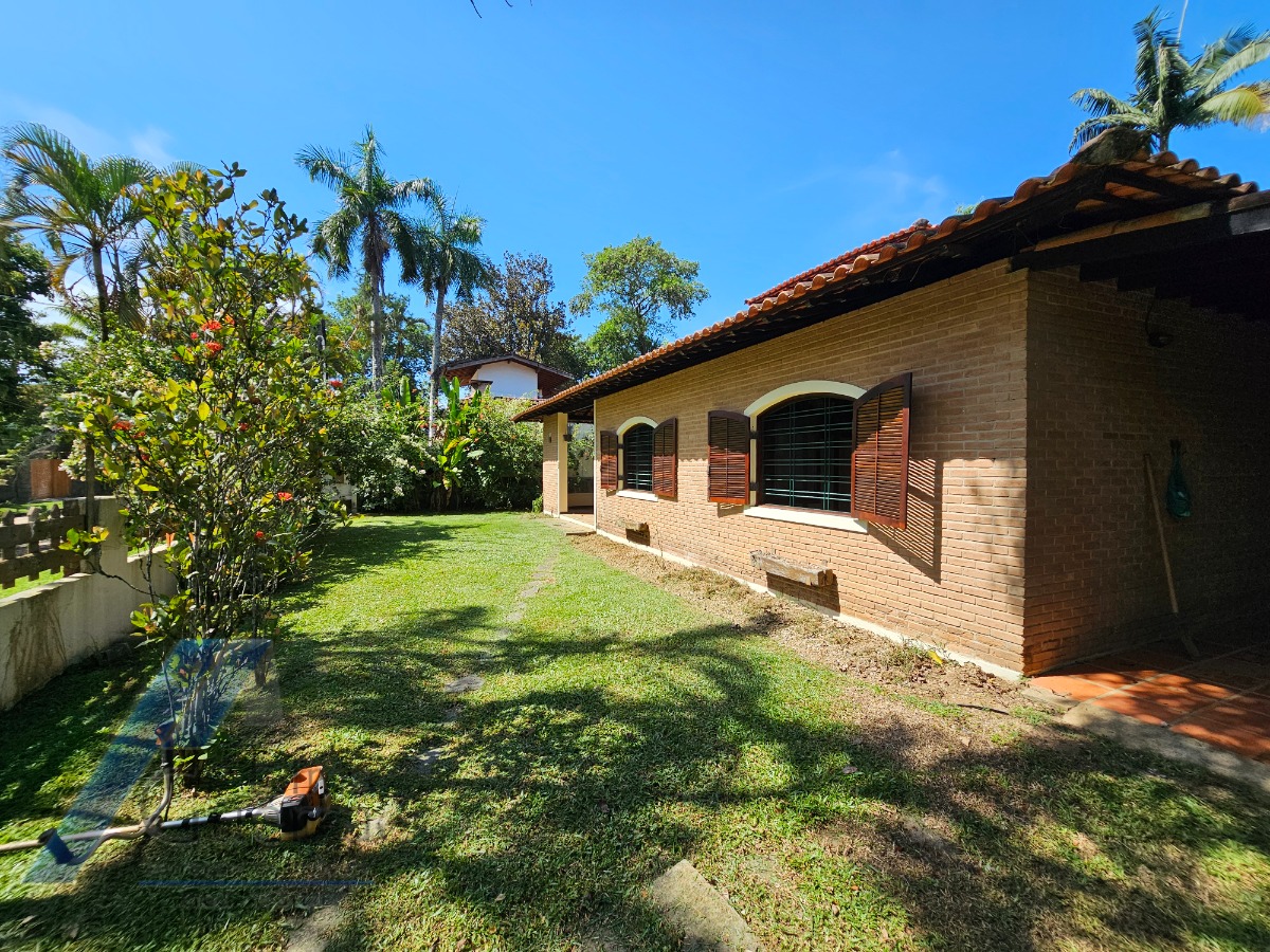 Ubatuba, Itamambuca - Casa com 03 dormitórios a 150 metros do mar, com 1028 m2 de terreno.