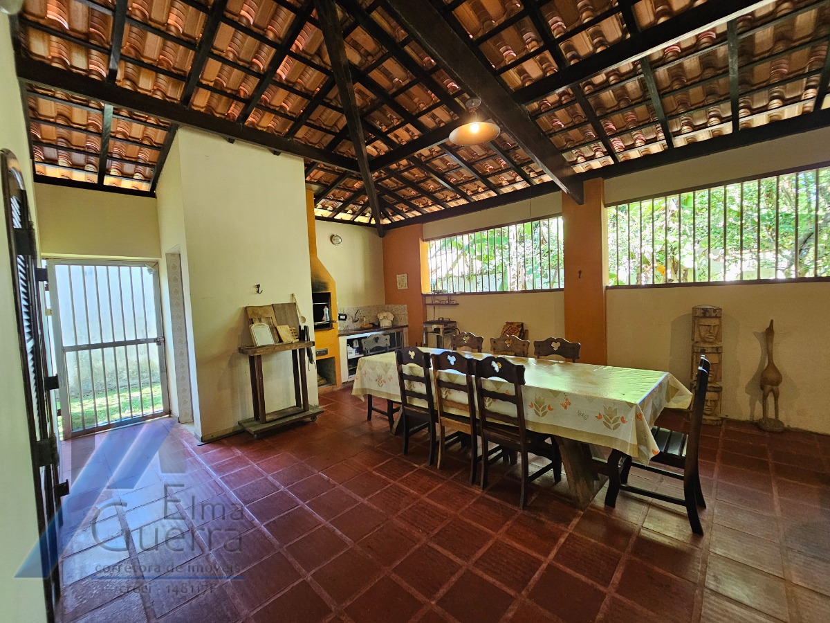 Ubatuba, Itamambuca - Casa com 03 dormitórios a 150 metros do mar, com 1028 m2 de terreno.