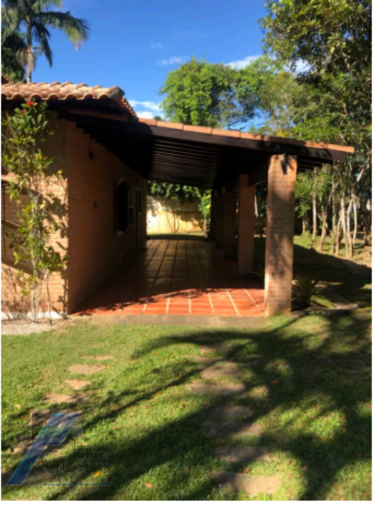 Ubatuba, Itamambuca - Casa com 03 dormitórios a 150 metros do mar, com 1028 m2 de terreno.