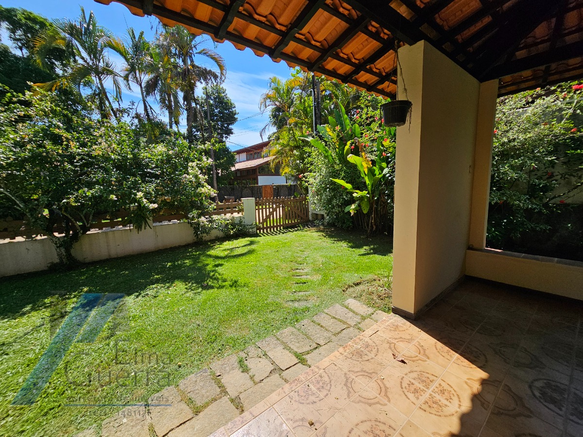 Ubatuba, Itamambuca - Casa com 03 dormitórios a 150 metros do mar, com 1028 m2 de terreno.