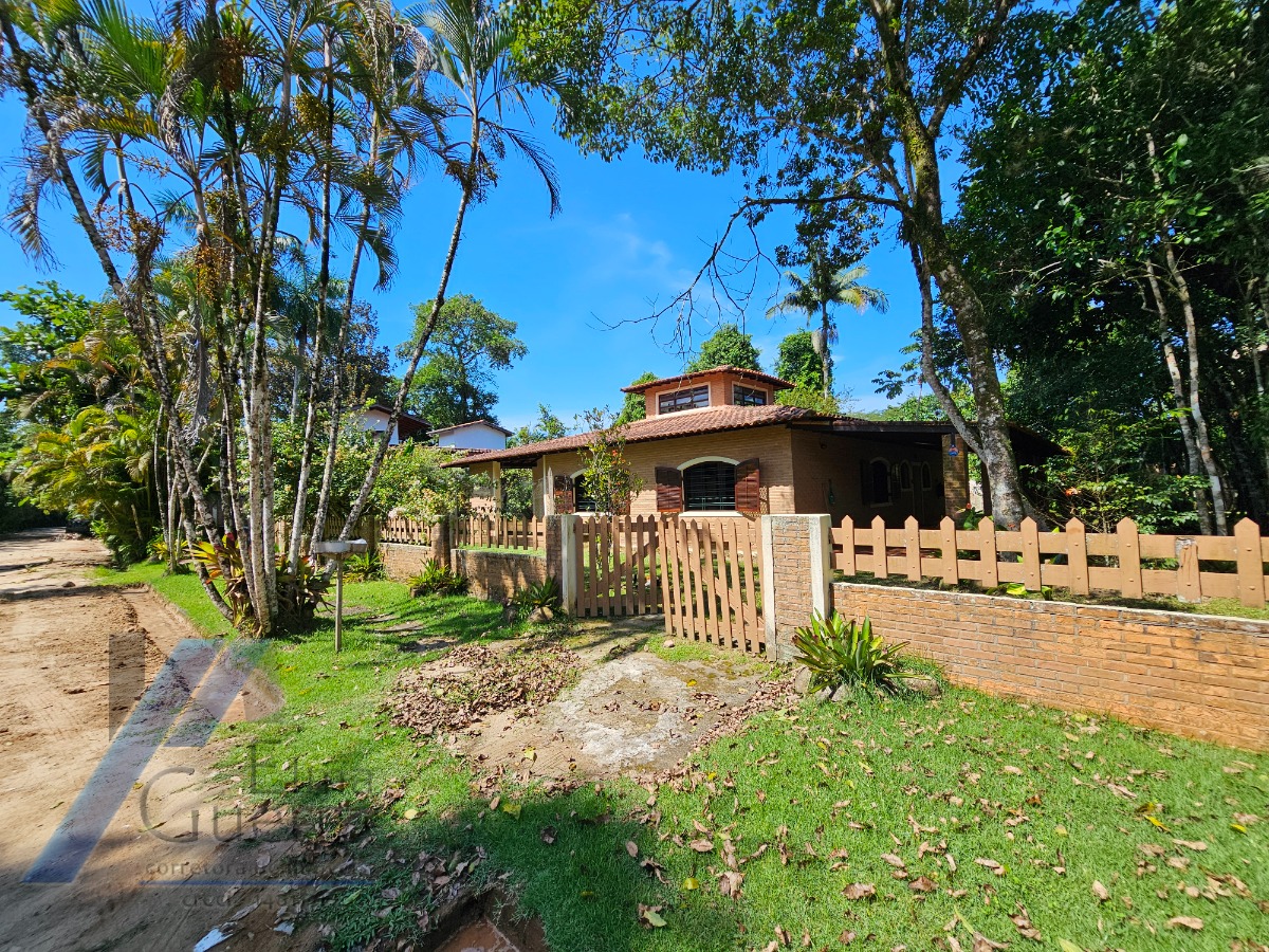 Ubatuba, Itamambuca - Casa com 03 dormitórios a 150 metros do mar, com 1028 m2 de terreno.