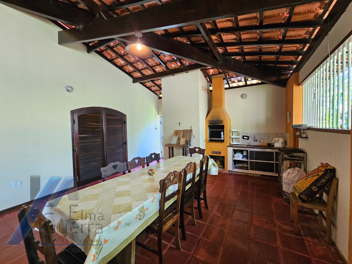 Ubatuba, Itamambuca - Casa com 03 dormitórios a 150 metros do mar, com 1028 m2 de terreno.