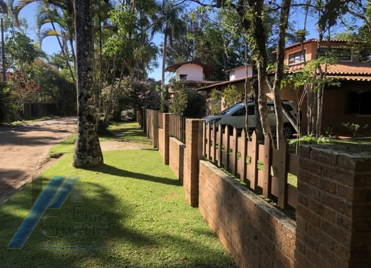 Ubatuba, Itamambuca - Casa com 03 dormitórios a 150 metros do mar, com 1028 m2 de terreno.